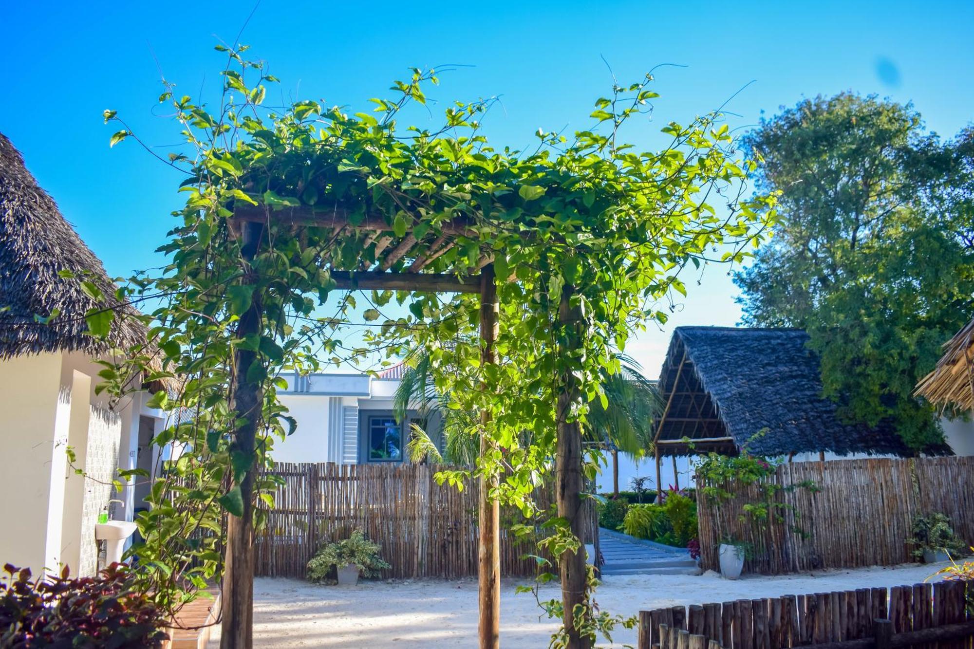Uhuru House And Restaurant Nungwi Exterior photo