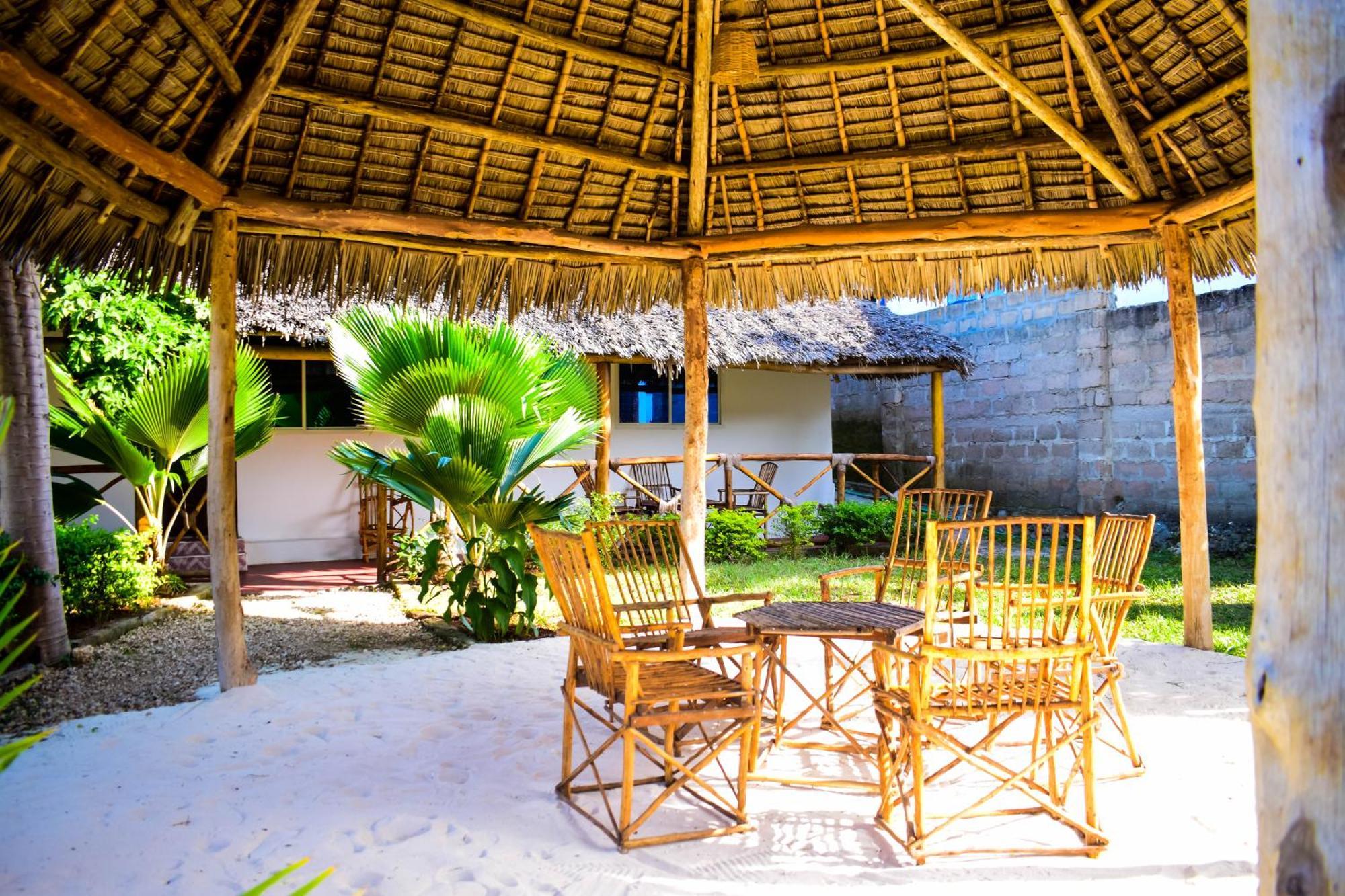 Uhuru House And Restaurant Nungwi Exterior photo